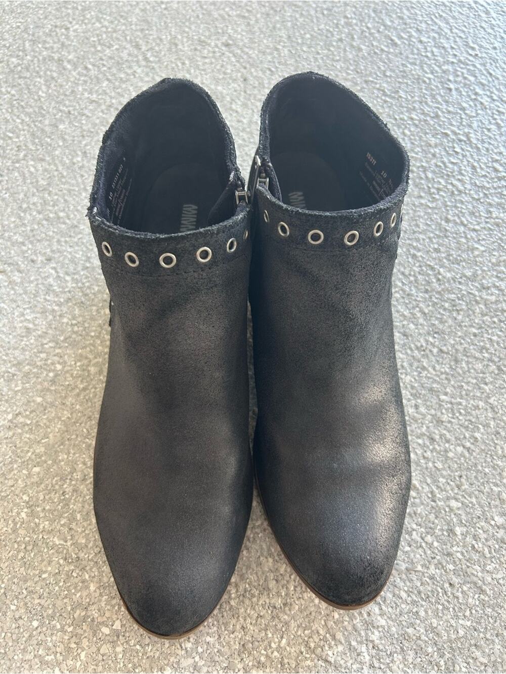Minnetonka Brenna Women's Black Distressed Suede Ankle Boots with Grommet Sz 10